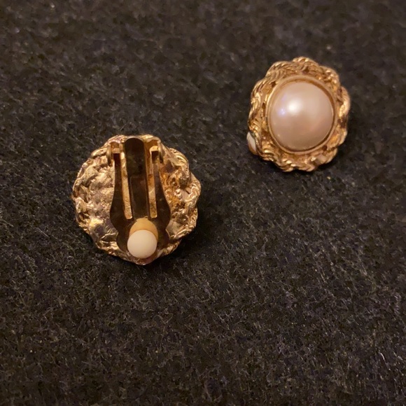 Vintage Gold faux pearl clip-on earrings - Picture 2 of 8